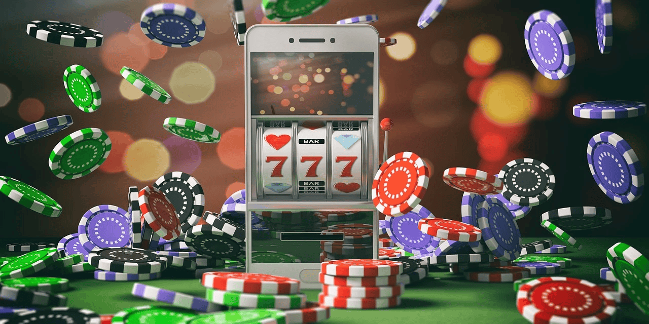 สมาร์ทโฟนแสดงสล็อต 777 ท่ามกลางชิปคาสิโนที่ลอยอยู่