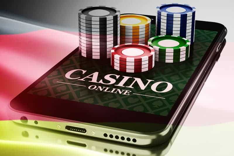 กองชิปคาสิโนหลากสีบนสมาร์ทโฟนที่แสดงข้อความ Casino Online ภาพประกอบบทความคู่มือทางเข้า UFABET ภาพที่ 2